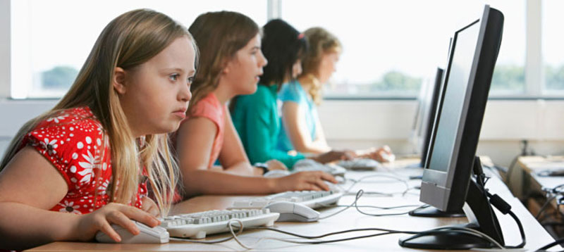 Niñas con discapacidad usando computadoras